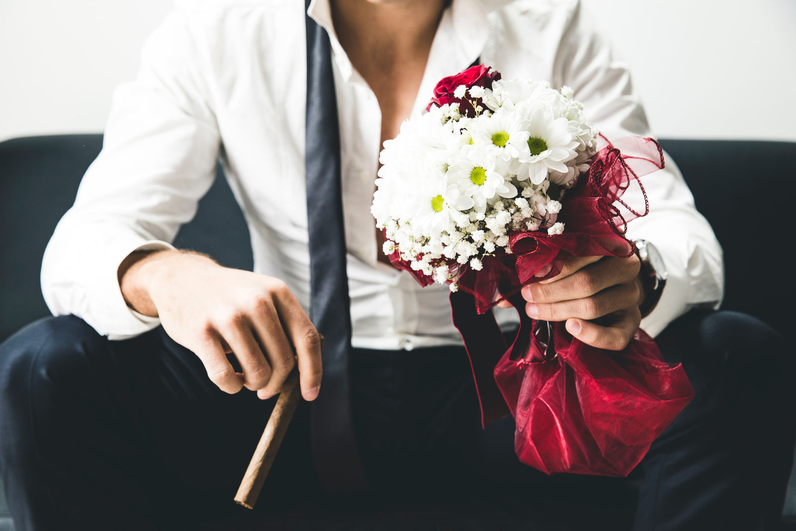 Photo Man with cigar and flowers drinking coffee